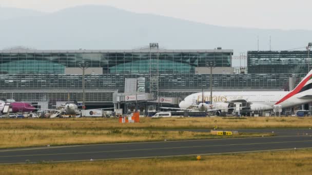 Airbus A380 Emírségek légitársaságok lovagol múlt terminál — Stock videók