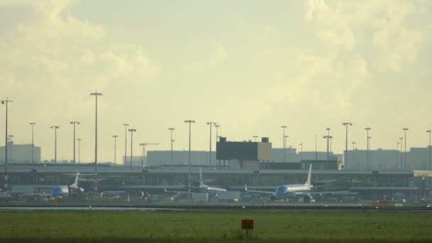 スキポール空港でタキシング klm オランダ航空エンブラエル — ストック動画