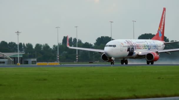 Boeing 737-804 της Corendon airlines απογειώνεται — Αρχείο Βίντεο
