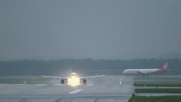 Airplane accelerate on wet runway and take off — Stock Video