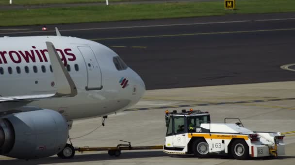 Буксировка Airbus A320 в аэропорту Дюссельдорфа — стоковое видео