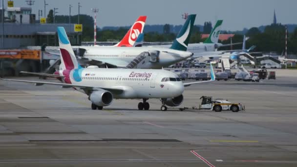 Remolque Airbus A320 en el aeropuerto de Düsseldorf — Vídeo de stock