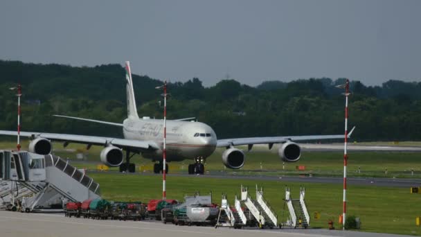 Airbus A340 van Etihad airlines op de taxibaan — Stockvideo