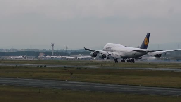 프랑크푸르트 암 마인 공항에 도착 하는 Lufthansa의 보잉 747 — 비디오