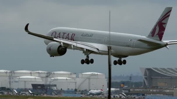 Airbus A350 Катар дихальних шляхів на захід на посадку — стокове відео