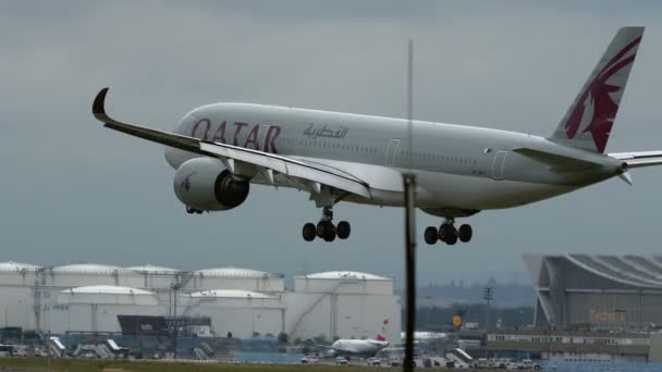 ファイナル アプローチではカタール航空のエアバス A350 — ストック動画