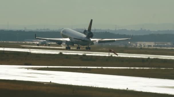Самолёт Lufthansa Cargo McDonnell Douglas MD-11 — стоковое видео