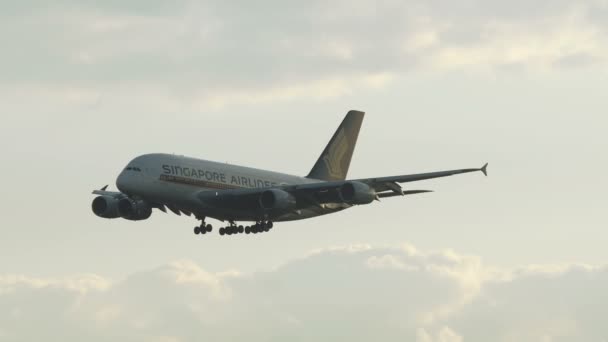 Airbus A380-841 de las aerolíneas de Singapur que descienden antes del aterrizaje — Vídeos de Stock