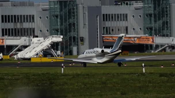 Cessna Citation CJ2plus táxis no aeroporto de Dusseldorf — Vídeo de Stock