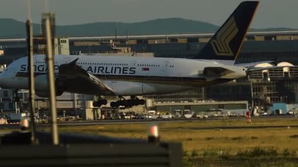 Airbus A380-841 van Singapore airlines landing — Stockvideo