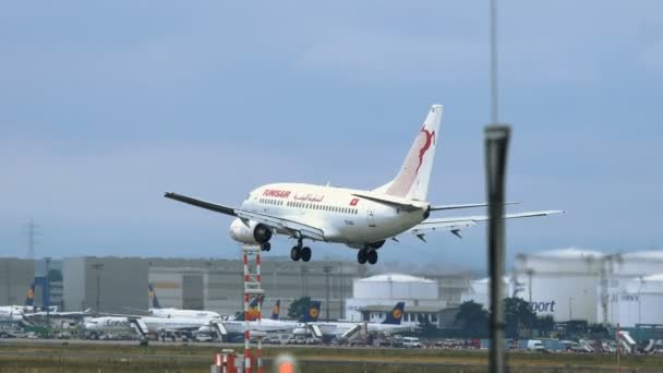 Boing 737-6h3 der Tunisair im Anflug auf Frankfurt am Main — Stockvideo