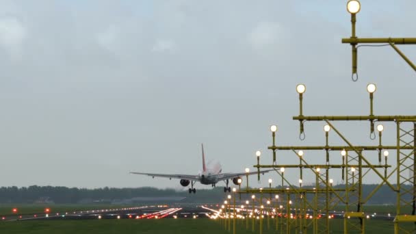 Avião aterrissando atrás de luzes de pista — Vídeo de Stock