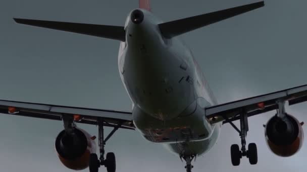 Airbus A319-111 της Easy Jet πλησιάζει προς το αεροδρόμιο — Αρχείο Βίντεο