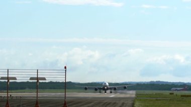 Airbus A340 Dusseldorf Havaalanı kalkış