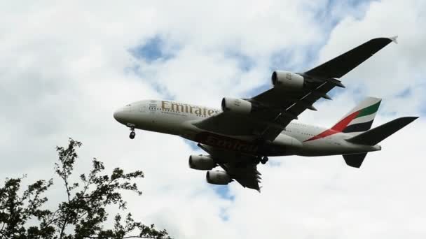 Airbus A380 van Emirates airlines vliegen overhead — Stockvideo