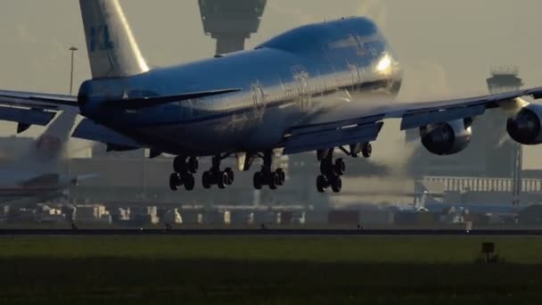 Närbild av Boeing 747-406-M av Klm flygbolag landar — Stockvideo