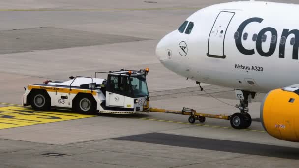 Trator de reboque empurrando Airbus A320 de companhias aéreas Condor — Vídeo de Stock