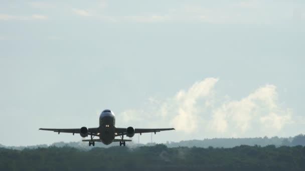 Zweimotoriges Flugzeug hebt am Morgen ab — Stockvideo