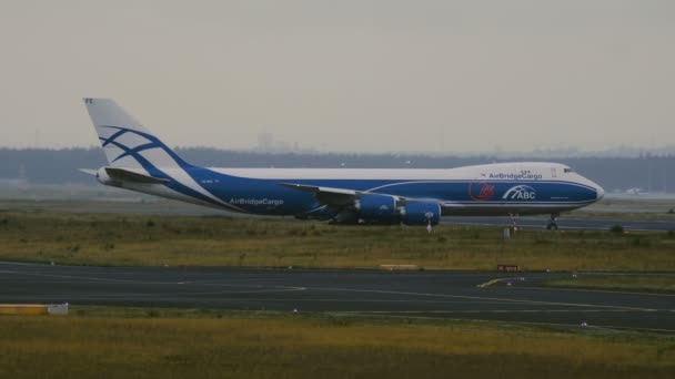 Boeing 747-83Q-F di voli cargo Air Bridge su campo d'aviazione — Video Stock