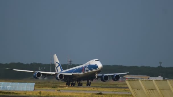 Boeing 747 Airbridgecargo flygbolag tar fart — Stockvideo