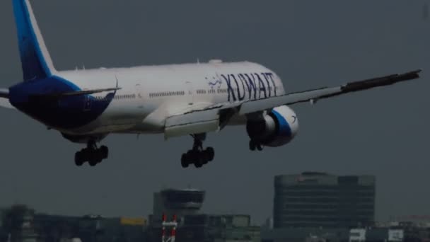 Boeing 777 de las aerolíneas Kuwait aterrizando en el aeropuerto de Frankfurt — Vídeo de stock