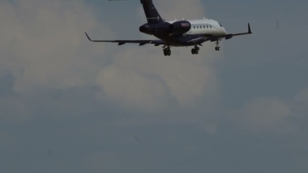 Canadair-Herausforderer nähert sich Flughafen Frankfurt — Stockvideo