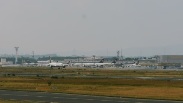 Boeing 777 di Lufthansa Cargo decolla all'aeroporto di Francoforte sul Meno — Video Stock