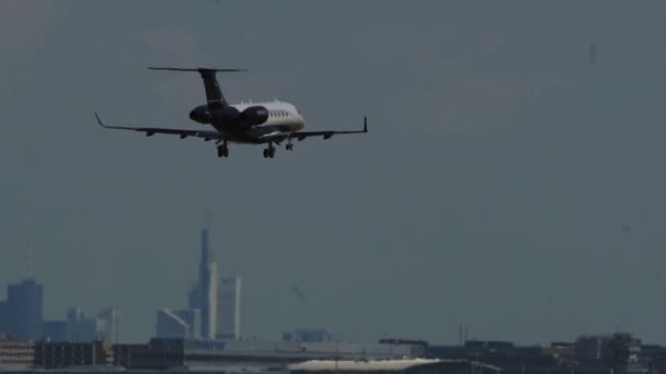 Canadair Challenger приближается к аэропорту Франкфурта — стоковое видео