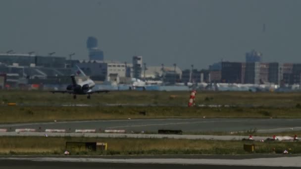 Επιχείρηση jet πλησιάζει προς το αεροδρόμιο — Αρχείο Βίντεο