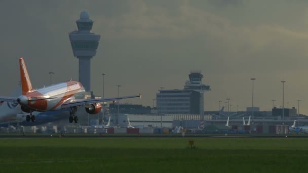 夕日でスキポール空港へ近づいているイージー ジェットのエアバス A320 — ストック動画