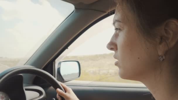 Γυναίκα οδηγεί ένα αυτοκίνητο — Αρχείο Βίντεο