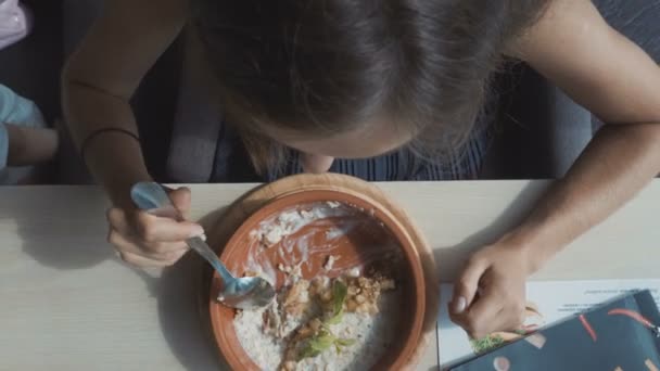 Femme prend le petit déjeuner à table avec poridge — Video