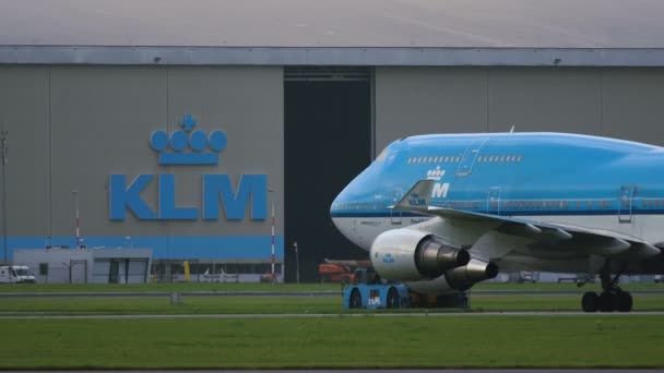 Trattore trainante che spinge Boeing 747 delle compagnie aeree KLM — Video Stock