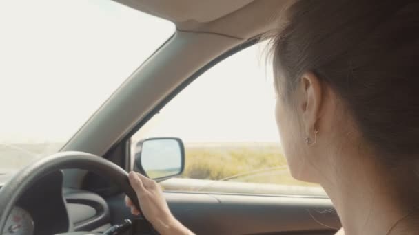Wanita mengendarai mobil — Stok Video