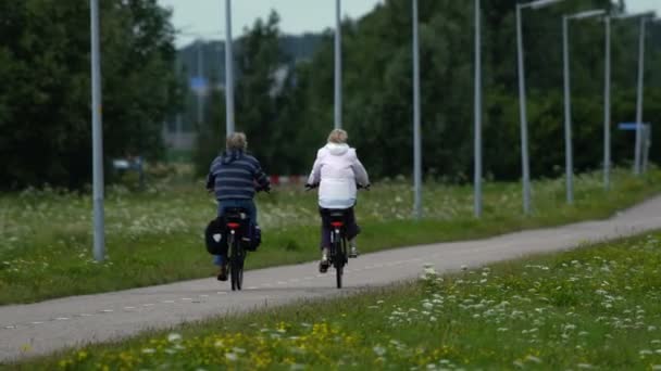 Bejaarde echtpaar paardrijden fietsen — Stockvideo