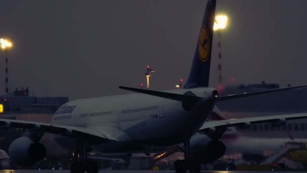 Lufthansa Airbus A330-343 rodaje temprano en la mañana — Vídeo de stock