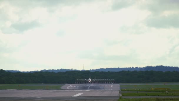 Avión de negocios acercándose al aeropuerto — Vídeos de Stock