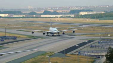 Lufthansa Airbus A340 Taksilemek