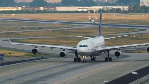 Lufthansa Airbusy A340 pojíždění — Stock video