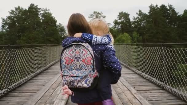 Bakifrån Ung Mamma Redovisade Barn Flicka Dotter Medan Promenader Gångbron — Stockvideo