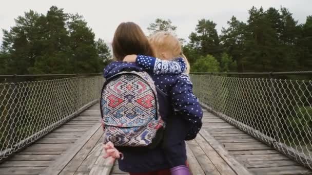 Pohled Zezadu Mladá Matka Nést Dítě Dívka Dcera Při Chůzi — Stock video