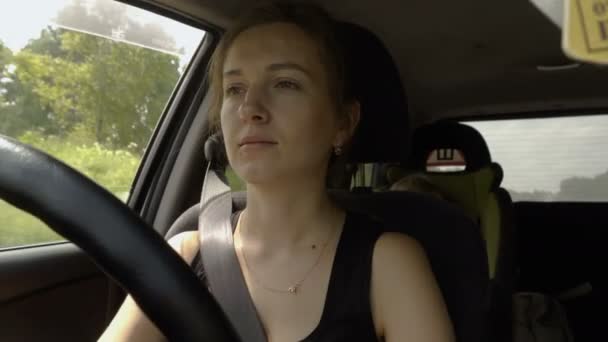Женщина водит машину. — стоковое видео