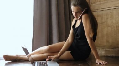 Çok güzel kadın iş dizüstü bilgisayar ve telefonda konuşurken