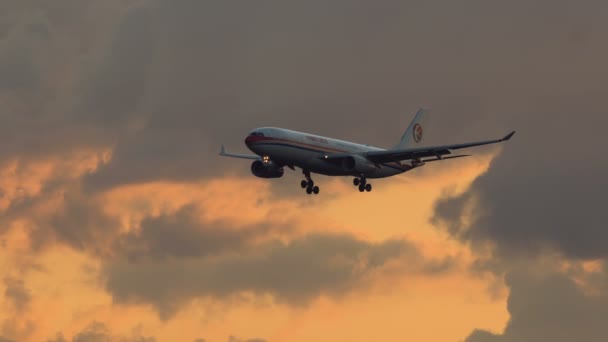 Airbus Α330-243 της China Eastern airlines πλησιάζει προς το αεροδρόμιο — Αρχείο Βίντεο