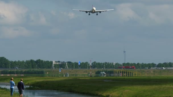 La gente está viendo aviones acercándose al aeropuerto — Vídeo de stock