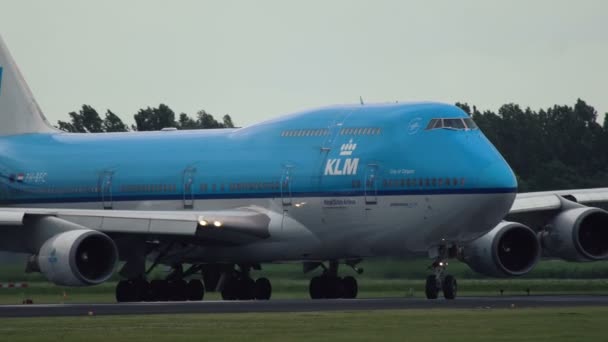 Boing 747-406-m von klm Airlines, die zur Landebahn rollen — Stockvideo