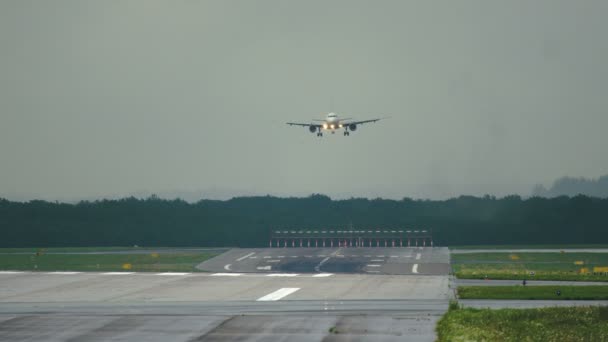 Avión comercial acercándose al aeropuerto temprano en la mañana — Vídeos de Stock