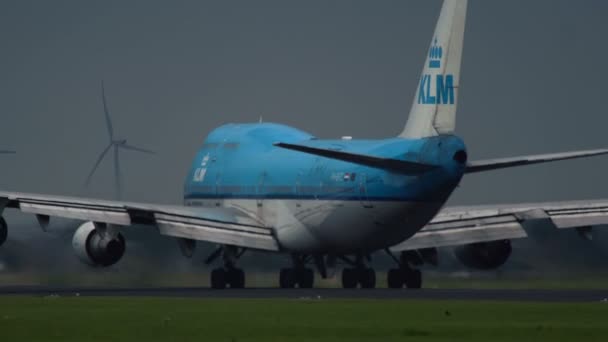 Boeing 747 van de Klm luchtvaartmaatschappijen versnellen op startbaan en opstijgen — Stockvideo
