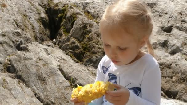 Little girl eat a boiled corn — Stock Video