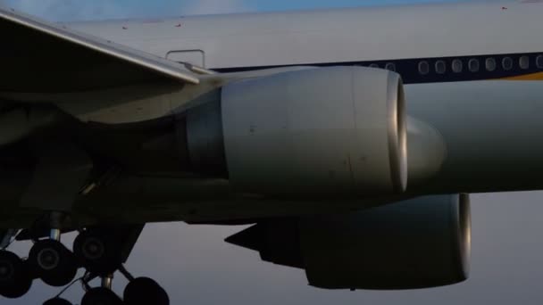 Boeing 777-35R-ER de Jet Airways acercándose al aeropuerto de Schiphol — Vídeo de stock